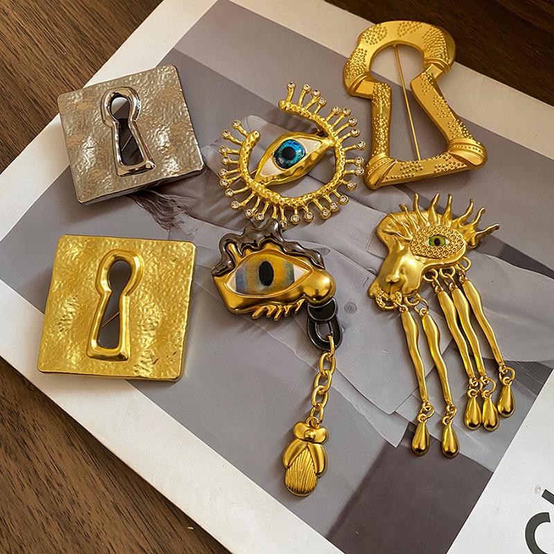Collectible Vintage Costume Jewelry - Vintage Broszka z Frędzlami w Kształcie