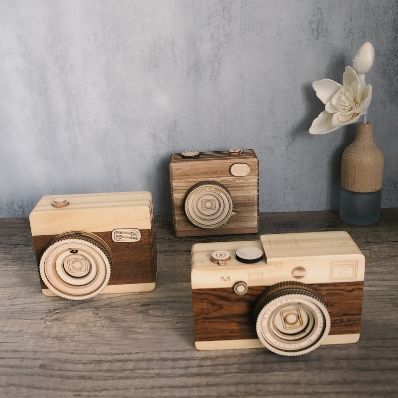Collectible Vintage Cameras - Drewniana pozytywka w kształcie aparatu fotograficznego